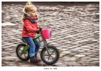 dziewczynka na rowerku